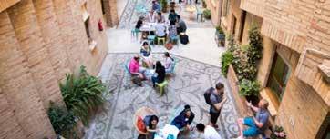 La scuola dista pochi minuti dalla cattedrale di Alhambra ed è ben servita dai mezzi pubblici per raggiungere la Sierra Nevada o le spiagge della costa.