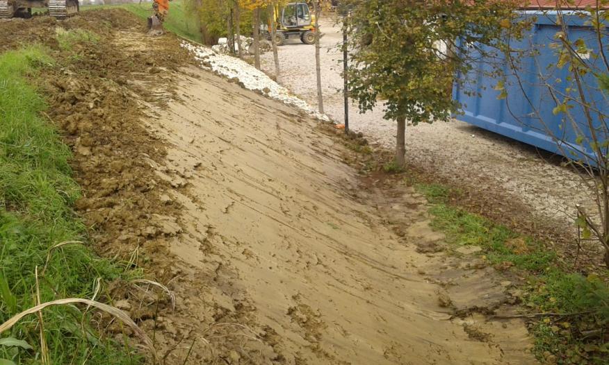 Sono stati da poco conclusi i seguenti lavori: - ROGGIA TERGOLA, intervento su argine pensile destro a monte di via