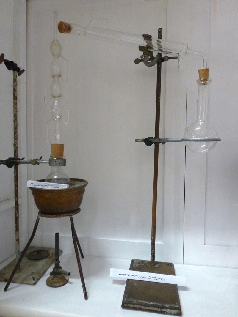 Figura 8 Apparecchiatura per la distillazione frazionata (Armadio D7). Figura 9 - Apparecchio per distillazione corrente di vapore Referenze [1] Levey, M.