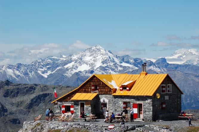 Abbigliamento e equipaggiamento Per uscite di più giorni in rifugio In caso di pernottamento in rifugio è necessario prevedere anche: sacco lenzuolo torcia elettrica (meglio frontale) asciugamano