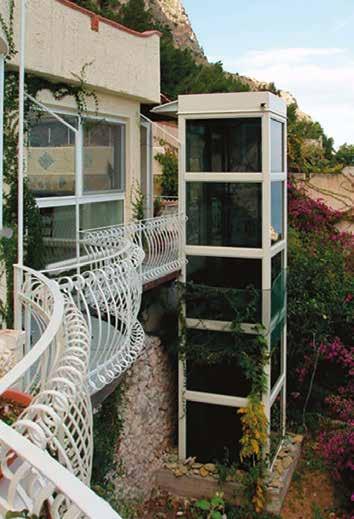 Installazione per esterno in una villa sul mare (Italia), struttura il lamiera colorata bianca e