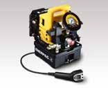 Centralina portatile con motore elettrico per chiavi In figura: PMU-0422 PME PMU Capacità del serbatoio:,9-3,8 litri Portata alla pressione nominale: 0,33 l/min Potenza del motore: 0,37 kw Pressione