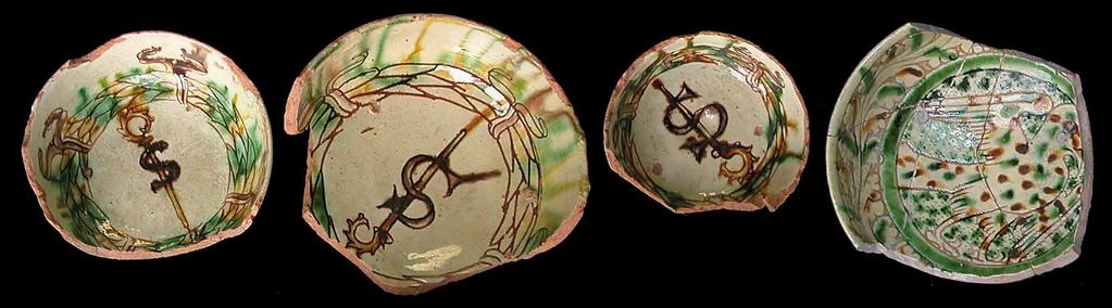 fig. 4 Ceramiche ingobbiate e graffite, alcune con raffigurato il simbolo della Badia, ritrovate a ridosso della Torre di nord est., sec. XV. stradale.