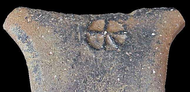 fig. 17 a sinistra Bollo radiale su bordo di olla, XII-XIII secolo. fig. 18 a destra Bollo radiale su ansa di olla, XII-XIII secolo. l importanza di tale sepoltura rispetto alle altre (foto fig. 13).
