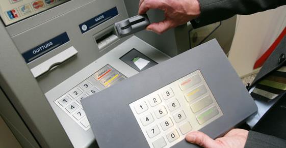 Anche gli ATM sono oggetto di attacchi sempre più evoluti mediante l utilizzo di virus informatici Il criminale informatico «attiva» abusivamente l'atm con l'inserimento di una carta che contiene