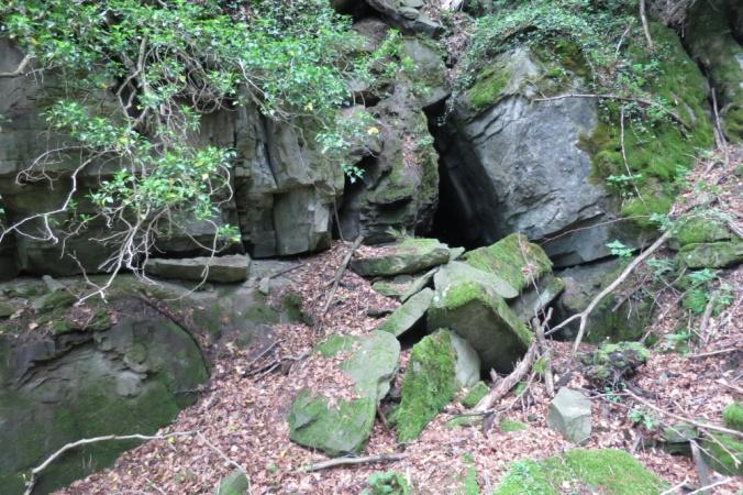 Le grotte Le grotte inserite nel Catasto delle Grotte d'italia sono cavità naturali rispondenti alle seguenti caratteristiche: sviluppo spaziale accertato uguale e/o superiore a 5 metri; larghezza