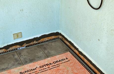 Lo strato Schlüter - DITRA-DRAIN 4 posto sotto il manto ceramico garantisce una separazione in adesione del rivestimento dal sottofondo, permette uno sfogo della pressione del vapore da umidità