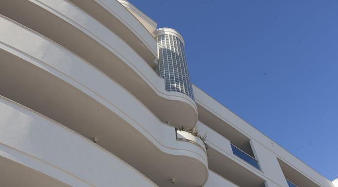 vetro colorato istallati sui parapetti dei balconi e da tende da sole fotovoltaiche.