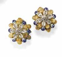 Gr 33,50 ENAMEL AND DIAMOND DEMI-PARURE in two tone gold including a brooch and a pair of clip earrings of naturalistic design adorned with enamel and small diamonds. Circa 1970. Brooch cm 4,00 x3,00.