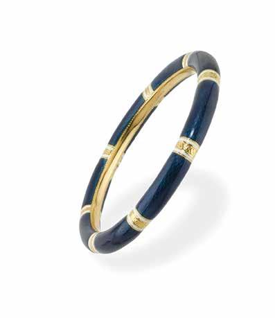 6,50 GOLD AND ENAMEL BANGLE designed as yellow gold annular shape adorned with blue and white enamel. Some loss to the enamel. Circa 1970.