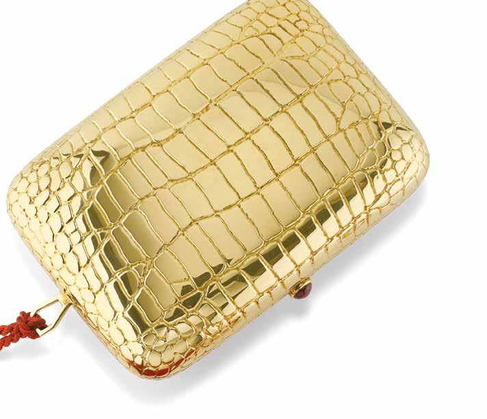 445 447 445 BORSETTA DA SERA IN ORO, GUCCI in oro giallo a forma rettangolare con motivo a pelle di coccodrillo e specchio all interno. Chiusura ornata da un castone con rubino ovale taglio cabochon.