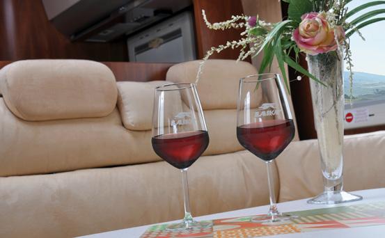 Calice da vino Capiente calice da vino di design, personalizzato con logo Laika di colore bianco, adatto per le cene in camper e a casa.