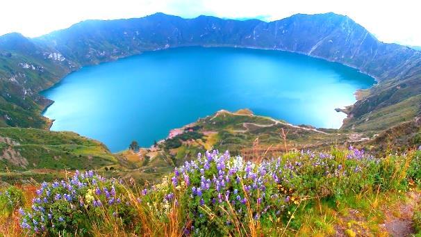 È situata nella zona centrosettentrionale del paese, sulla catena andina, si trova a 2.850 m, ai piedi del vulcano Pichincha (4.794 m).
