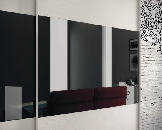 ARMADI DIETRO UNA SUPERFICIE VETRO MIRROR SI RIVELA CON ESTREMA ELEGANZA UN INNOVATIVO TV SAMSUNG FULL HD SMART DA 43 POLLICI.