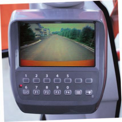 L LCD a colori widescreen, in combinazione con la videocamera di retrovisione posta sul contrappeso, fornisce una vista ottimale dell area posteriore.