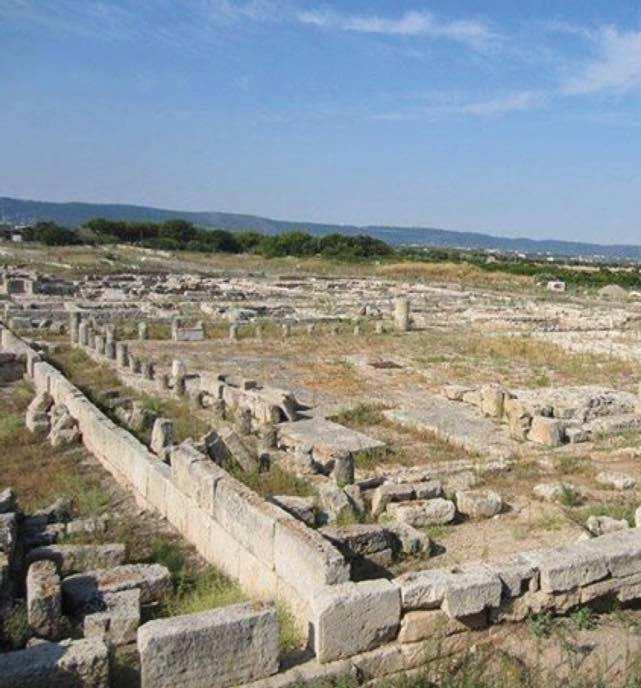 Il percorso si svolge tra la Valle d Itria detta anche la Valle dei trulli e il borgo medioevale di Cisternino, che negli ultimi anni ha ricevuto vari riconoscimenti turistici.