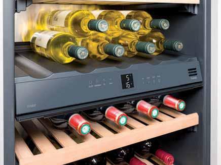 EWTdf 55 Liebherr utilizza mensole in legno non trattato, in questo modo il vino è protetto da sostanze che potrebbero alterarne il contenuto organolettico.