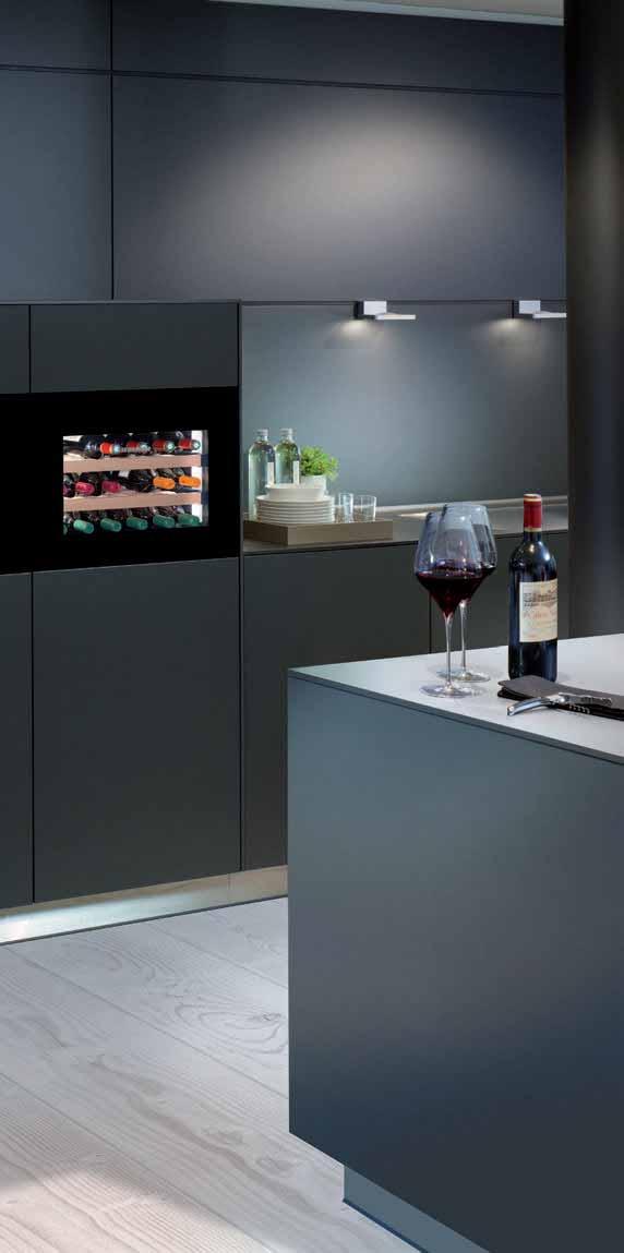 Cantine Climatizzate GrandCru EURO-Norm 45 45 45 60 WKEgb 58 GrandCru WKEgw 58 GrandCru WKEes 55 GrandCru ZKes 45 Humidor Versione Montaggio sportello Capacità bottiglie (max.