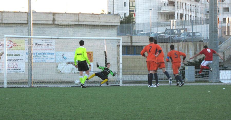 Partita che parte subito in discesa per i gioiesi, che dopo soltanto un minuto sbloccano l'incontro su rigore con Tabaglio.