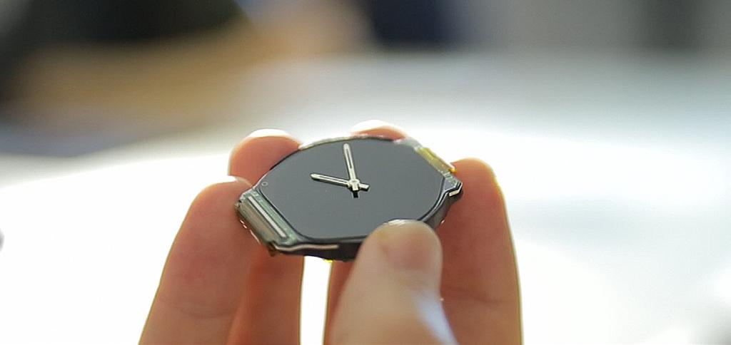 Il primo smartwatch senza compromessi ZeTime: il primo smartwatch al mondo che combina lancette analogiche con uno schermo