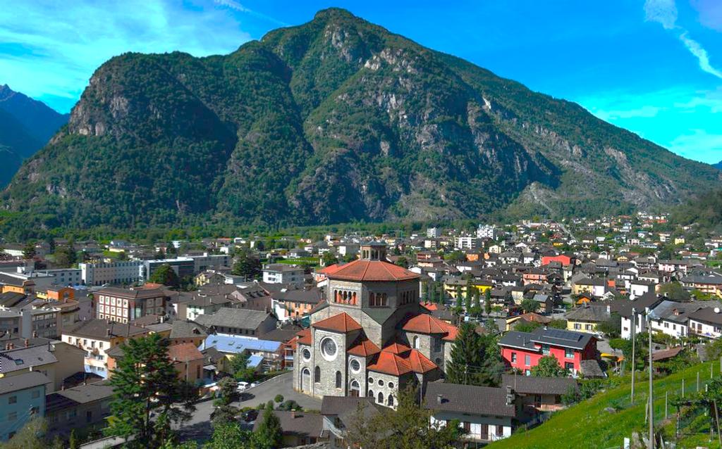 Oltre alla stazione FFS, Residenza Gabriella si trova molto vicina all ufficio postale, alla Migros di Biasca e al centro città.