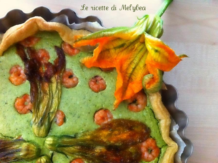 Torta salata con zucchine, gamberi e fiori di zucca - un rotolo di pasta foglia o brisee; - 3 zucchine; - 100 g di gamberi medi sgusciati; - 4 fiori di zucca; - 2 uova; - mezzo bicchiere di panna