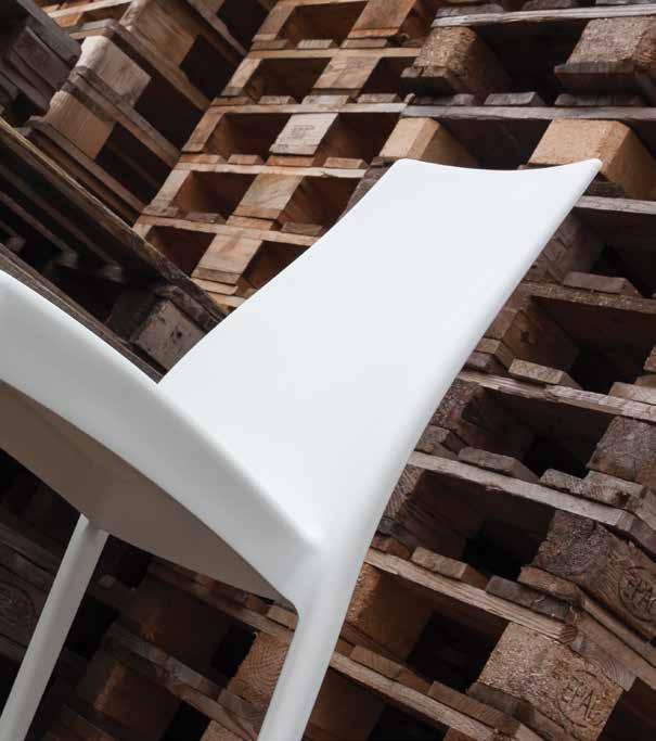 Empilabile, utilisation en extérieur. Chair in poloypropylene reinforced with glass fiber.