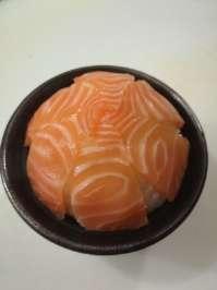 Ju Mono Vari tipi di pesce crudo serviti in una ciotola di riso sushi gohan 52. Sake Ju... 10.