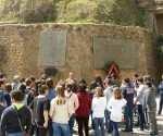 48 studenti in visita alle Fosse Ardeatine a bordo del Bus della Memoria... http://www.agenziaimpress.it/48-studenti-in-visita-alle-fosse-ardeatine... 2 di 4 20/04/2016 9.