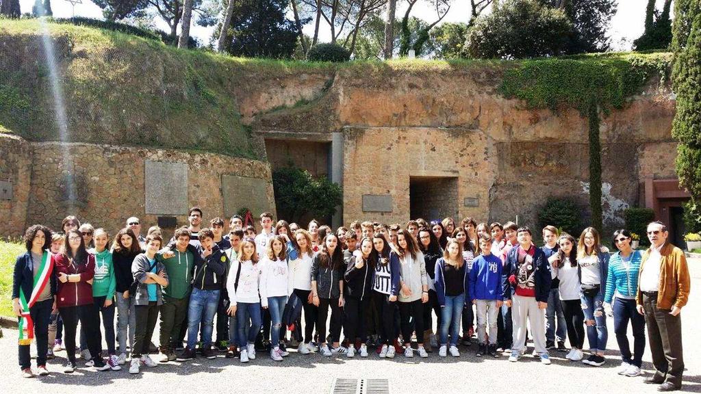 San Gimignano: 48 studenti in visita alle Fosse Ardeatine a bordo del... http://www.centritalianews.com/san-gimignano-48-studenti-in-visita-all... 1 di 3 20/04/2016 9.37 Home (http://www.