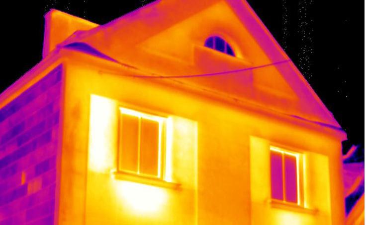Eventuali perdite di calore, accumuli di umidità e mancanze di tenuta presenti nell edificio vengono rese visibili nell immagine termica.
