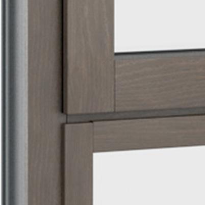 Design a tutto vetro. Nell immagine: esecuzione ad un anta con sottoluce, all esterno alluminio grigio antracite F716, all interno legno marrone scuro 3X06 perfette.