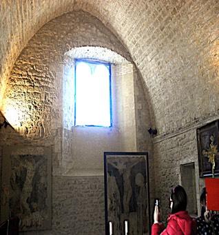 ! L Oratorio, in epoca sveva (1150 d.c.), fu ampliato con l abside ab quadratum cioè a pianta quadrata e non rotonda in cui fu inserita una bifora.