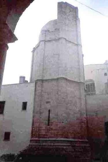 Chiesa di San Domenico Fu Giacomo d Aragona, nel 1289, a concedere ai padri Domenicani una piccola cappella, dedicata a Maria Vergine, che venne denominata Santa Maria La Nova.