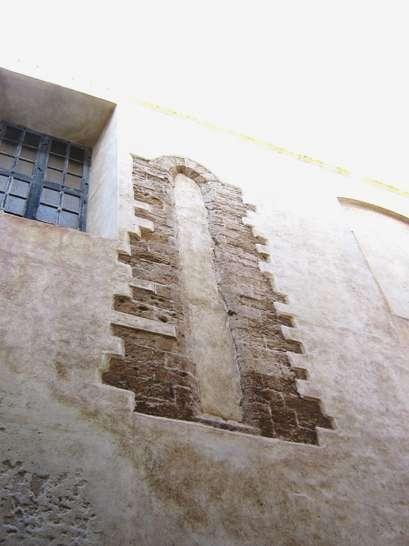 Nella Chiesa di San Domenico dal XIII secolo viene venerato un antichissimo crocifisso, che presenta nella parte posteriore del costato sinistro un piccolo sportellino, in cui tradizione vuole che