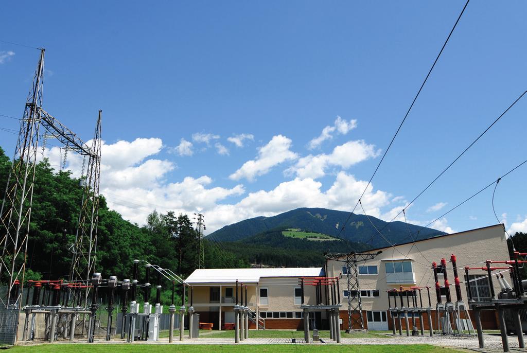 La stazione di trasformazione adiacente al fabbricato centrale La diga a cupola alta 51 m, situata nel territorio comunale di Valdaora,