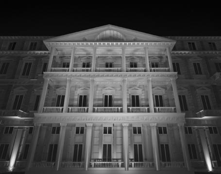 CHI SIAMO ABOUT US Illuminazione Facciata neoclassica Villa Desanti Bossi, Novara, Italia, 2015 Luminum è una società di lighting design indipendente attiva nella produzione di corpi illuminanti