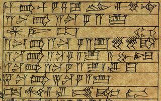 La scrittura cuneiforme Le scritture cuneiformi sono una famiglia di sistemi ideografici, sillabici e perfino alfabetici usati per più di tremila anni e accomunati più che altro dal fatto di essere