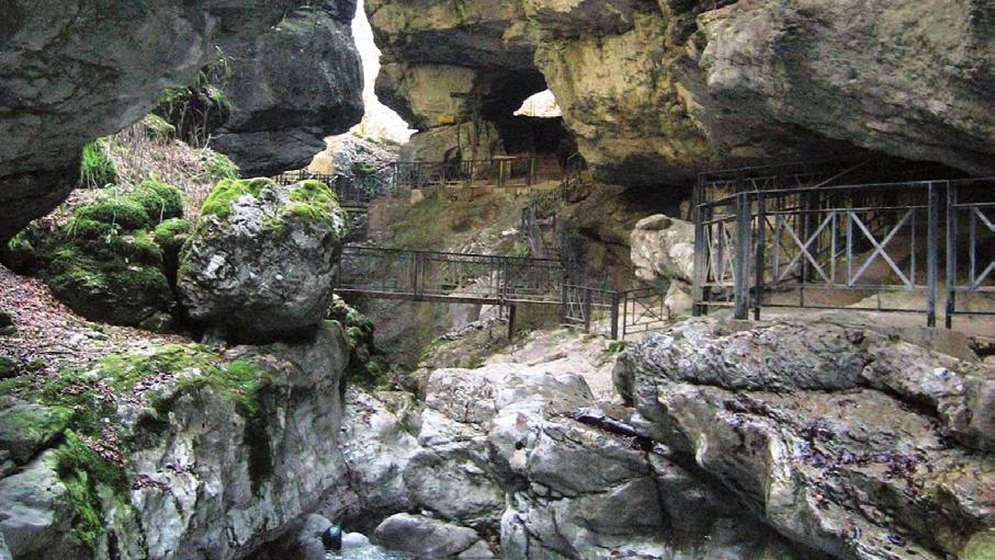 Sono infatti numerose le grotte di Pradis che hanno restituito tracce del passaggio dell uomo preistorico: oltre alle famose Grotte Verdi, attrazione turistica fin dal 1965, anno in cui la grotta