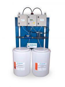 Impianto per il trattamento acqua: N 1 Elettropompa dosatrice antialghe elettromagnetica a microprocessore per iniezione di preparati antialghe, alimentazione 230 V, contenitore additivo da litri 120
