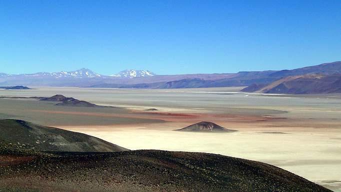 Pranzo in corso di trasferimento. Salita quindi alla Quebrada de Calacaste per osservare un paesaggio affascinante, desolato, estremo, unico al mondo. Arrivo ad Antofagasta de la Sierra.