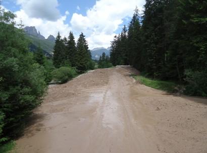 La colata detritica, prevalentemente fangosa, ha occupato lo spazio dietro al vallo tomo andando ad depositarsi sulla pista ciclabile con spessori da 0.