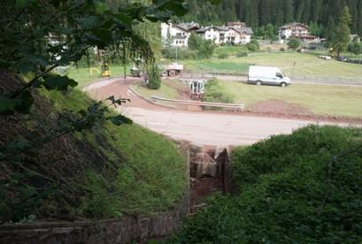 L evento ha quindi portato acqua e fango fino al vicino distributore ed ha costretto ad operazioni di svaso del