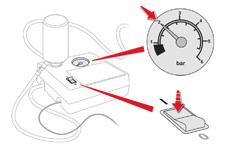 F Collegare la presa elettrica del compressore alla presa 12 V del veicolo. F Inserire il contatto.