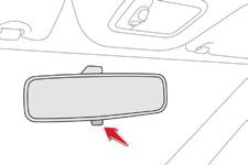 Per passare da una all'altra, premere o tirare la levetta situata sul bordo inferiore del retrovisore.