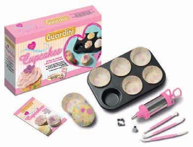 .. Cupcakes Kit base per preparare e decorare i cupcakes Tool kit to create and decorate cupcakes Set de base pour préparer et décorer les cupcakes Basis-Kit für die Zubereitung und die