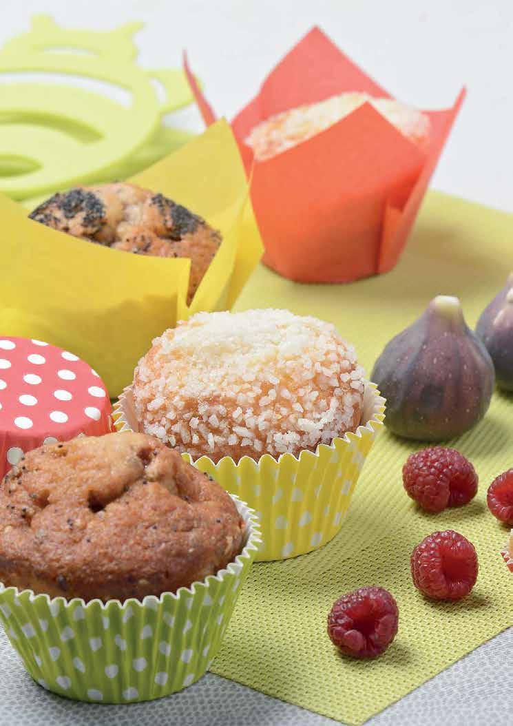 Easy Bake è una collezione che si compone di stampi monouso per la cottura in forno di preparazioni dolci e salate, di vassoi per la presentazione di dolcetti e salatini, di pirottini per la