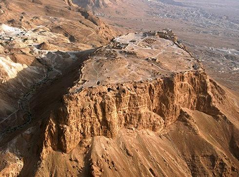 Un maktesh è più propriamente un erosione creatasi con lo spostamento delle placche terrestri, un fenomeno geologico unico.