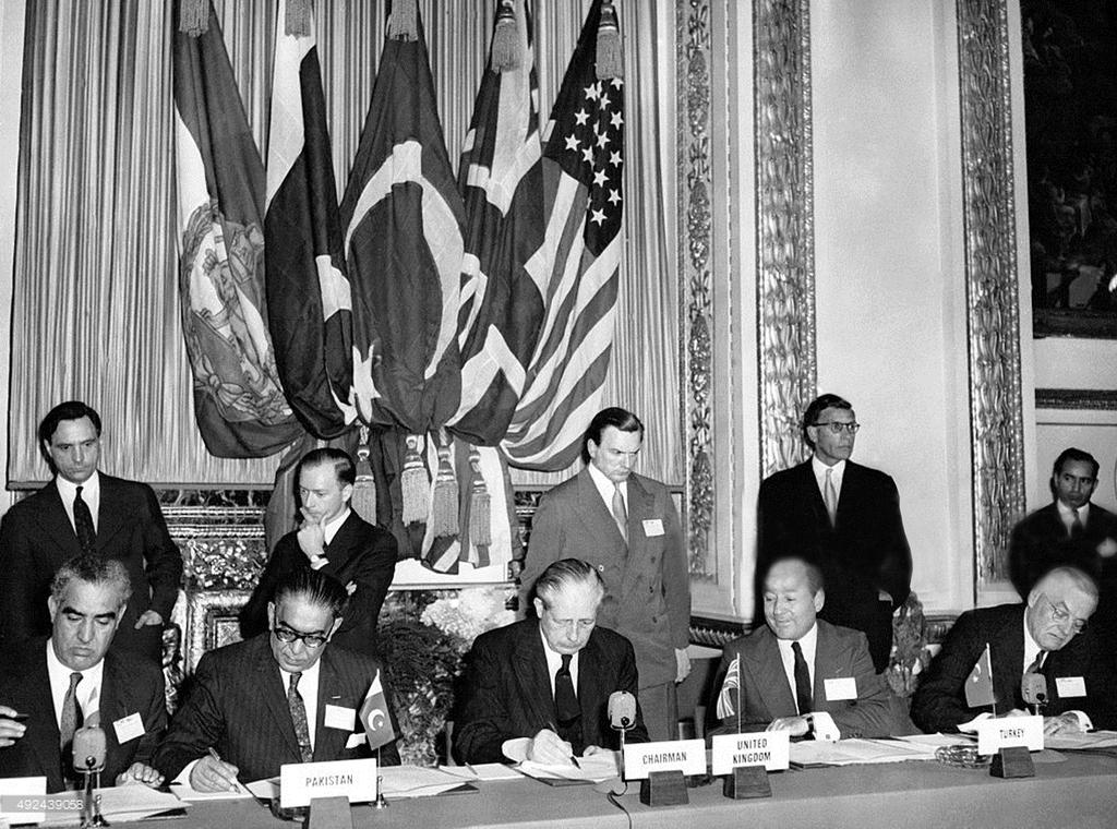 Nella foro Harold Macmillan, il primo ministro britannico, circondato da Feroz Khan, primo ministro del Pakistan, da Adnan Menderes primo ministro della Turchia e da John Foster Dulles, il ministro