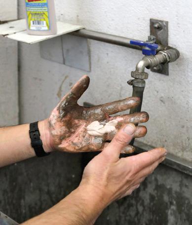 Utilizzabile tutti i giorni senza rischi di seccare la pelle delle vostre mani. BIO-BASED HAND SOAP Clean and condition your hands faster and better.